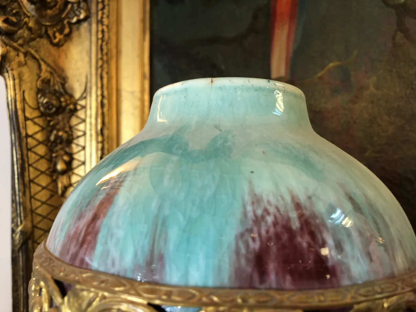 Antike Keramikvase mit blauen und roten Schattierungen