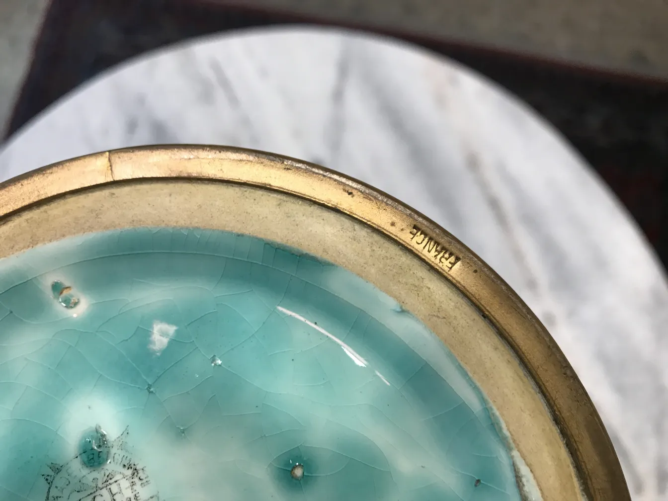 Antike Keramik mit blauer Glasur und goldenen Details