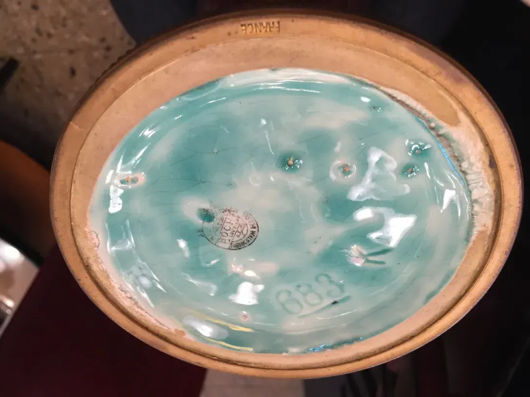 dettaglio della base di una ceramica antica Boch frères