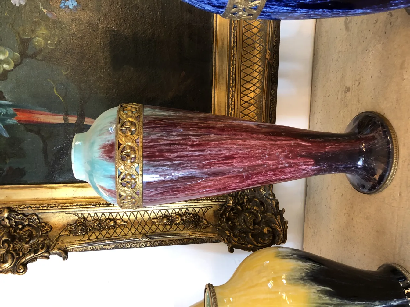 Vaso antiguo de cerámica decorativa con colores vibrantes y detalles dorados