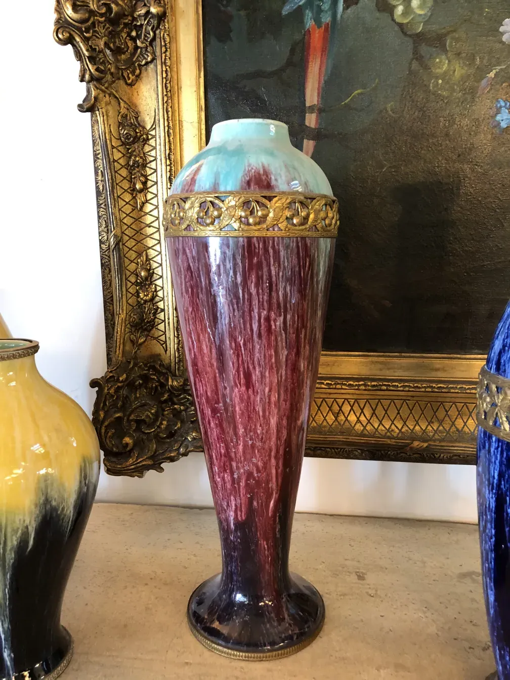 金色の装飾と赤、青のトーンを持つ古い陶器の花瓶