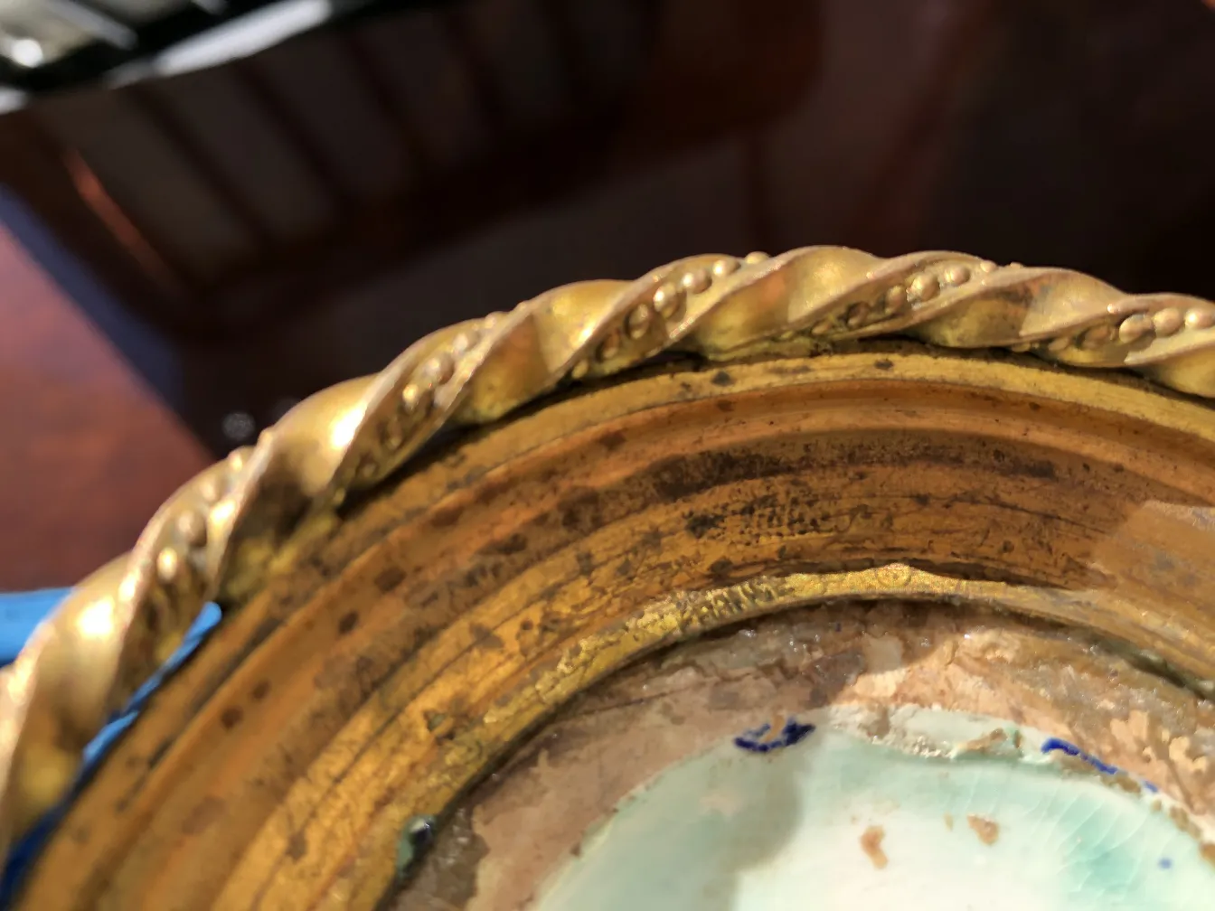 金の縁取りがある古い陶器の装飾。