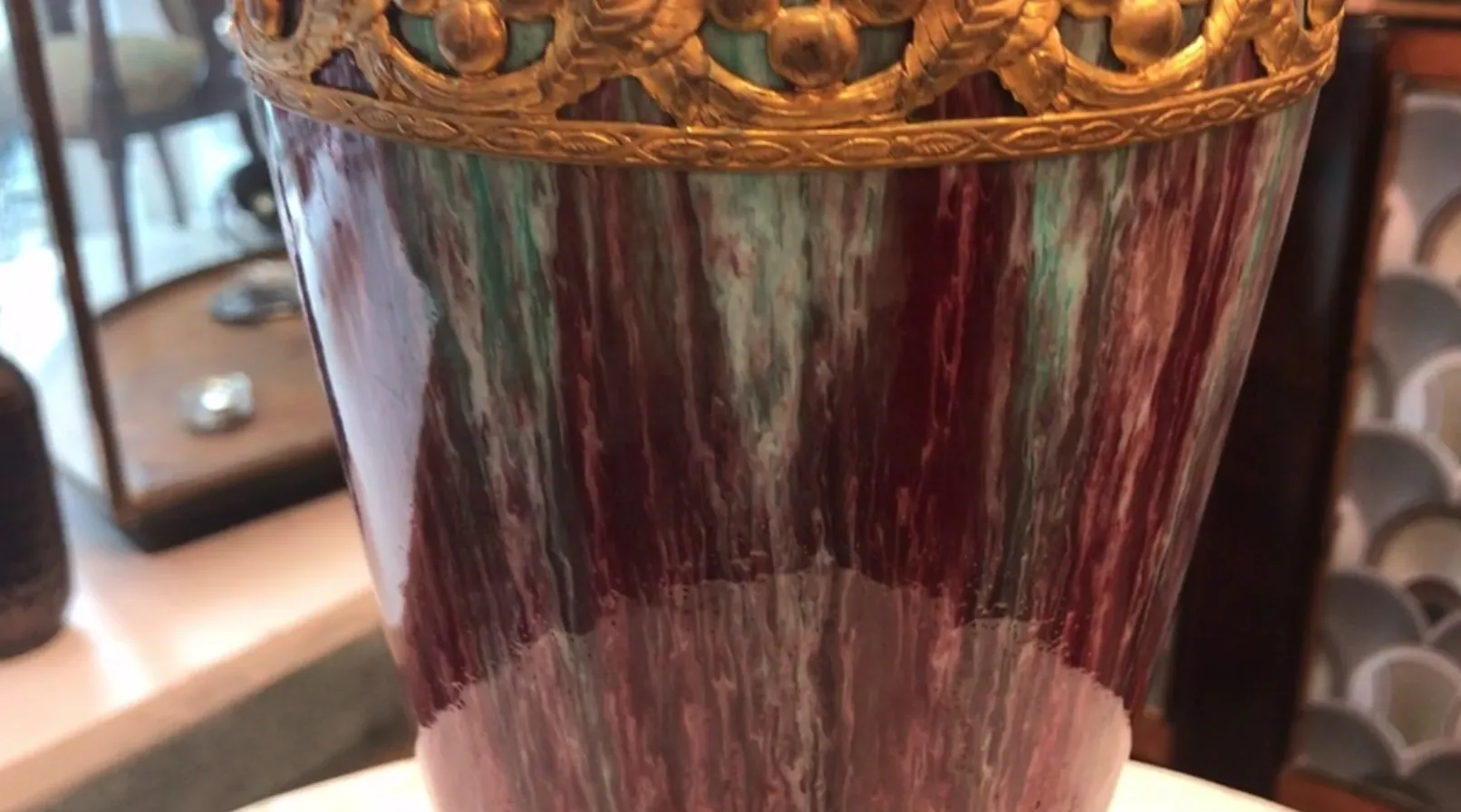 Cerâmica antiga decorada com detalhes dourados e cores vibrantes