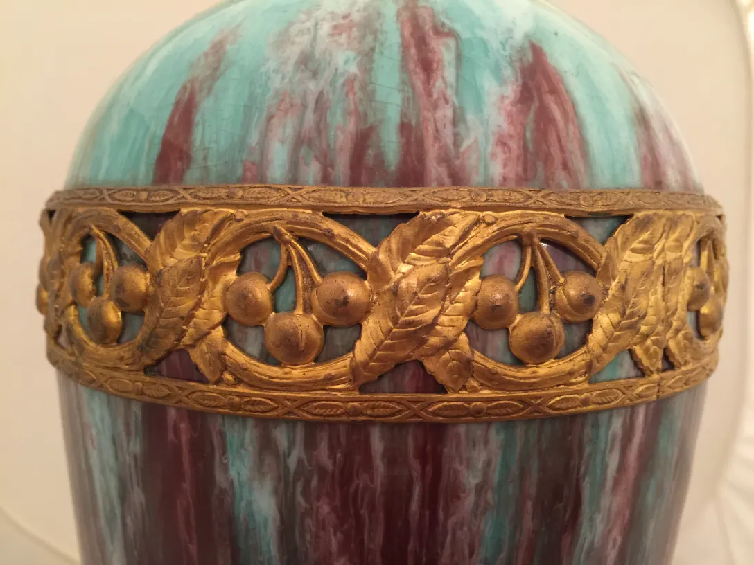 Cerâmica antiga em turquesa e roxo com borda dourada.