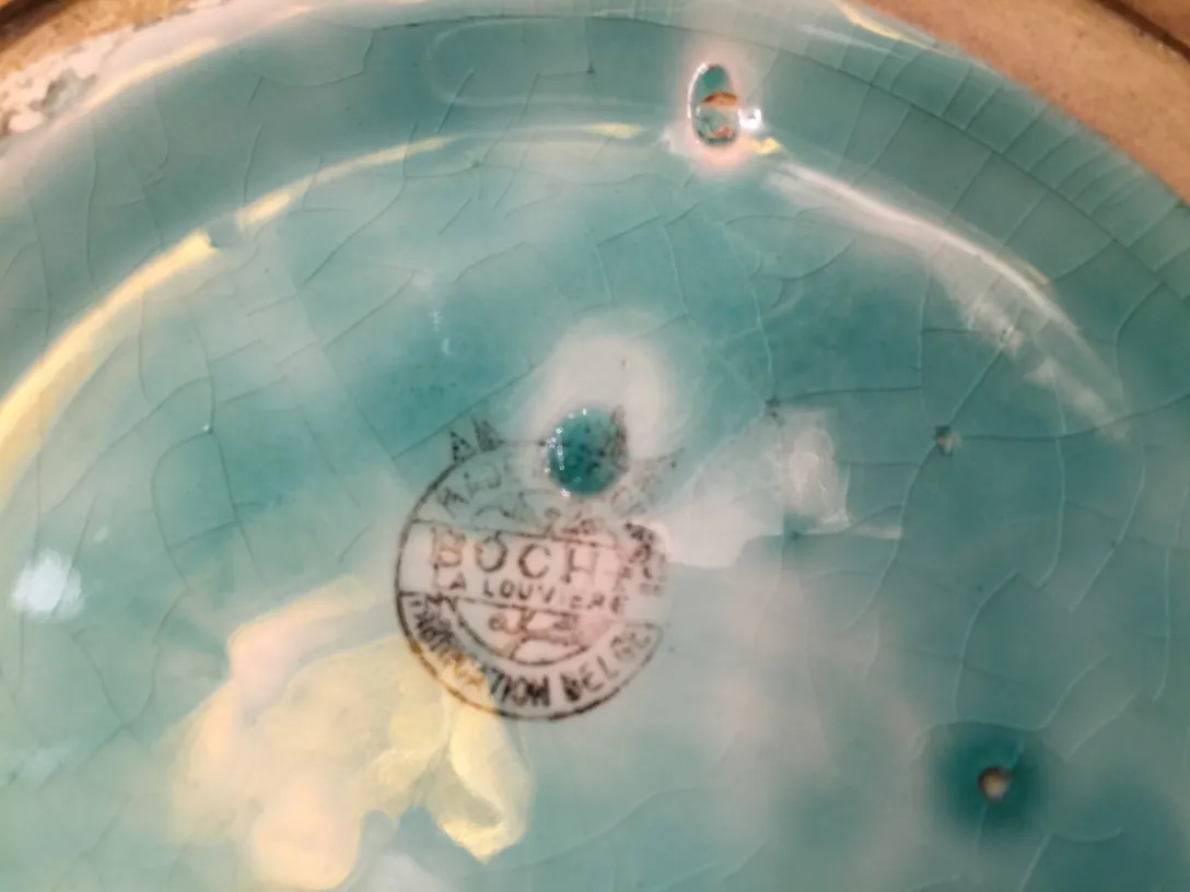 Piatto in ceramica antica con superficie blu e marchio