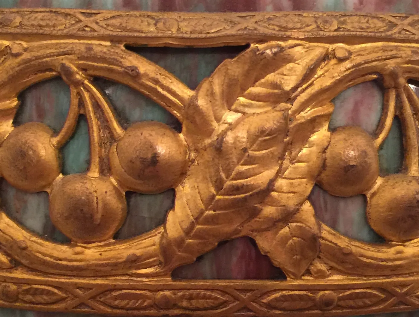 Céramique ancienne décorative avec motifs de fruits et feuilles