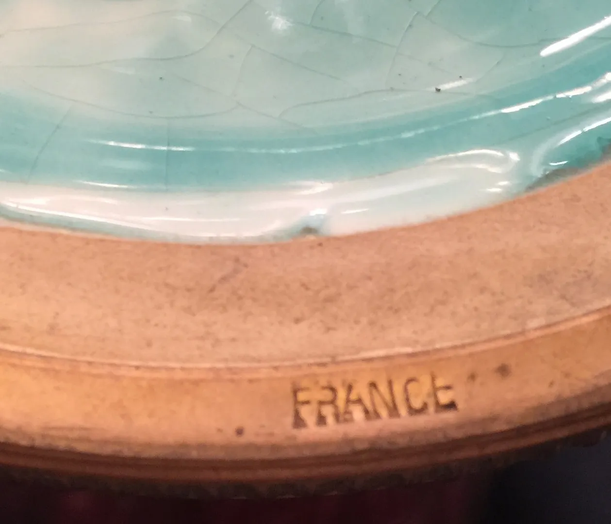 Tazza in ceramica antica francese con finitura blu chiaro e dettagli screpolati