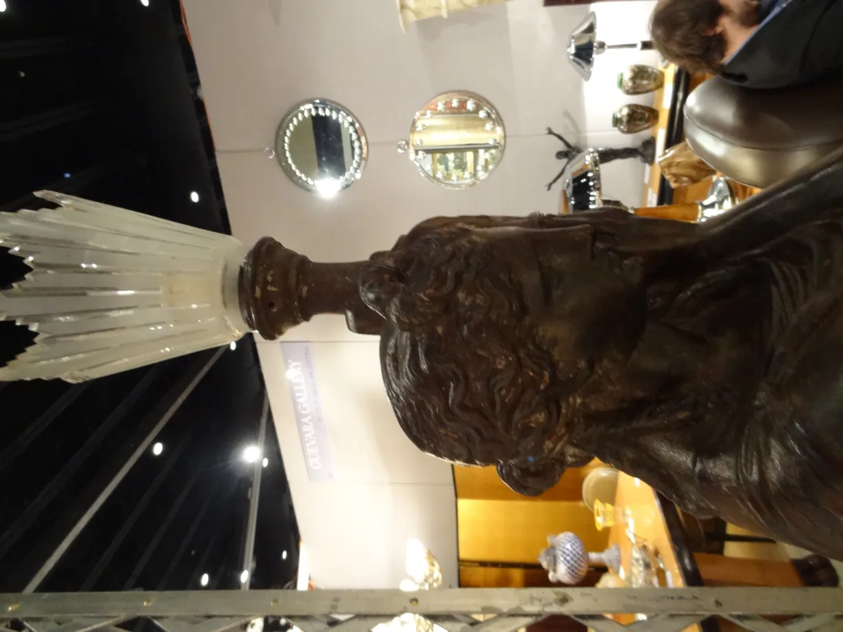 escultura antigua val d´osne con efecto de luz suave