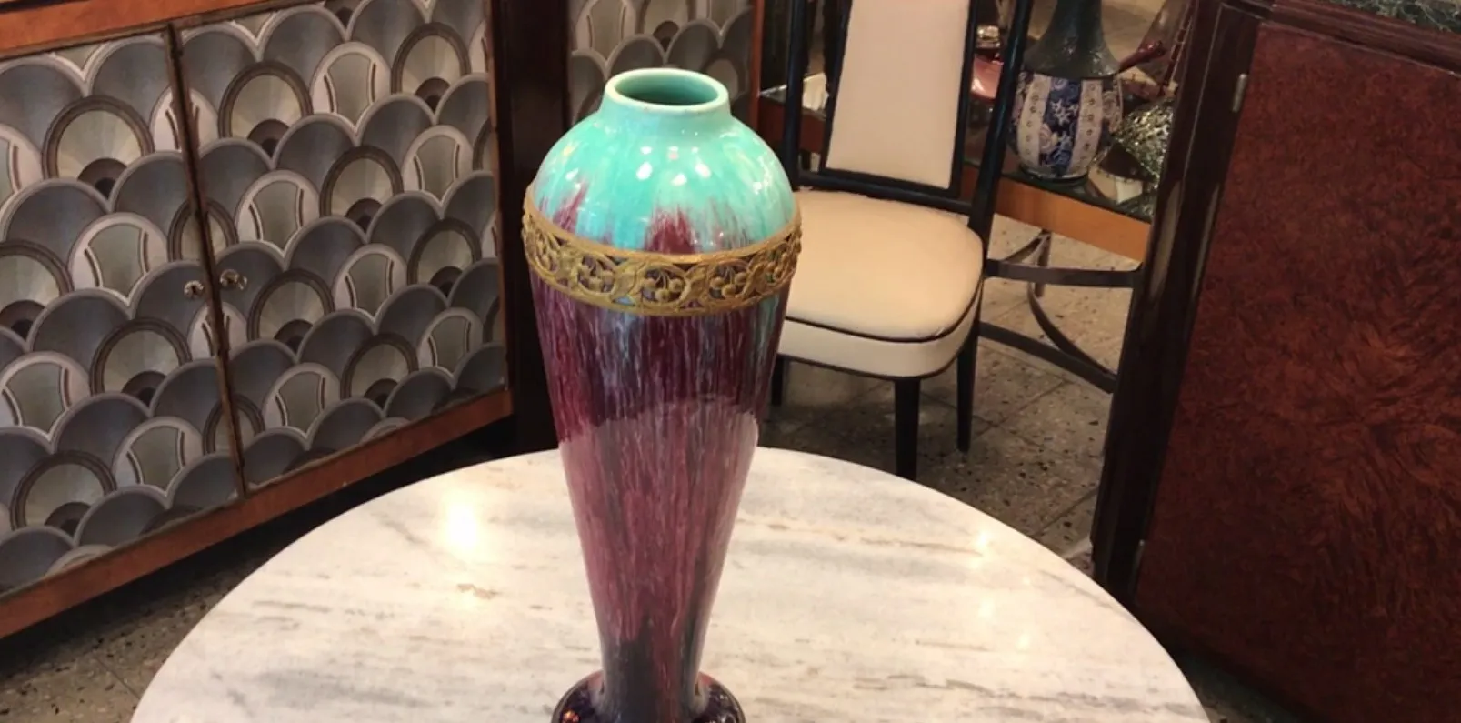 vase décoratif en céramique antique aux couleurs vives