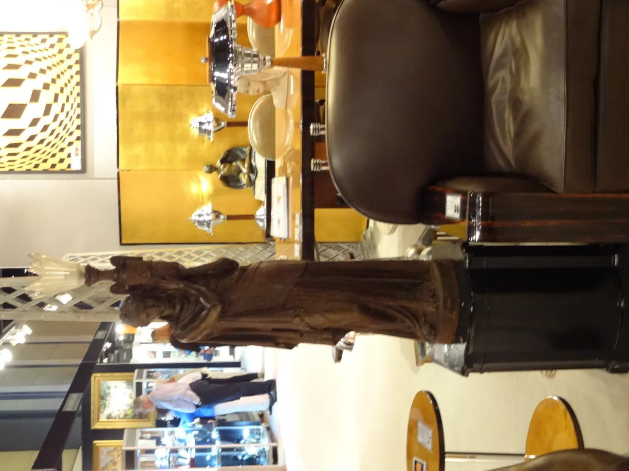 резная античная фигура вал д'осна в элегантной обстановке