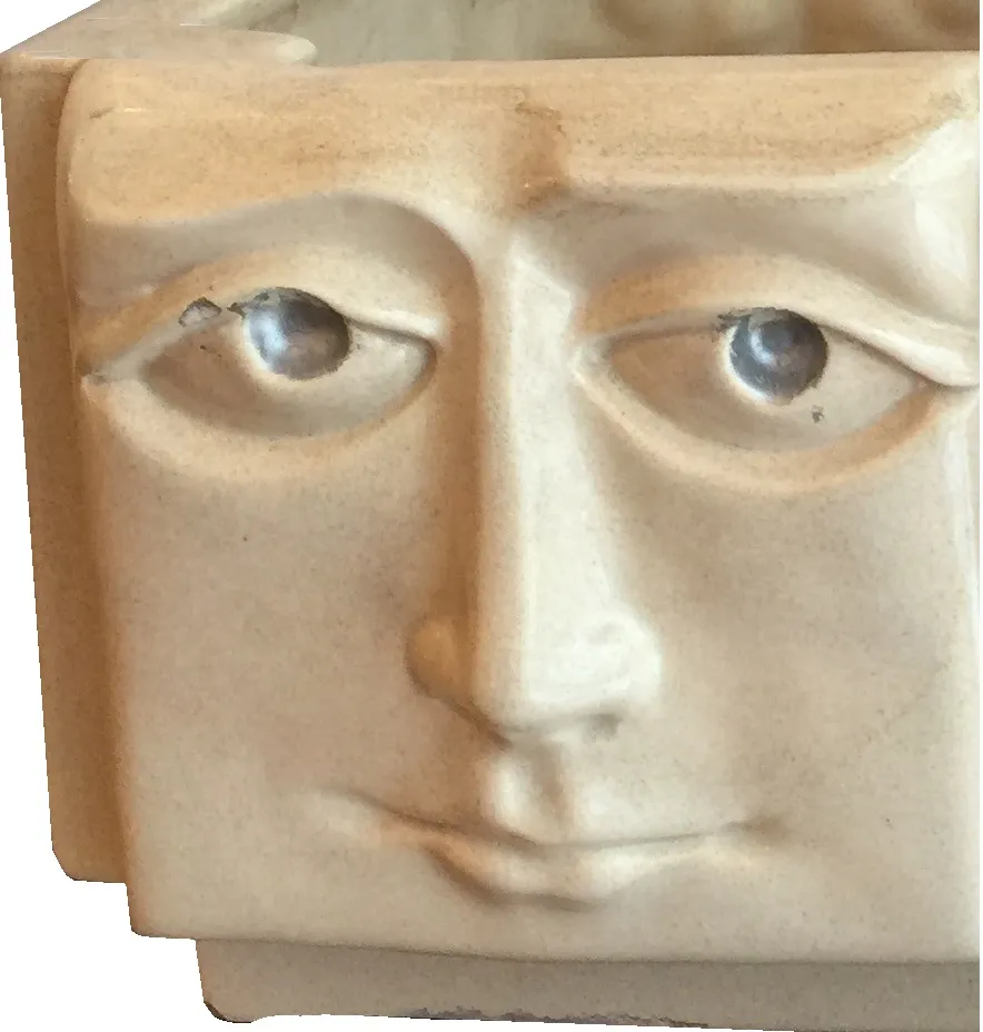 Recipiente in ceramica antica con volto scolpito, colore chiaro