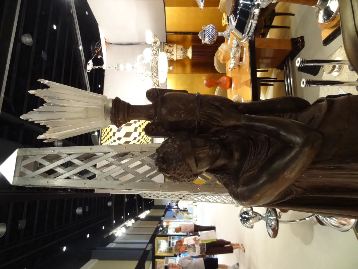 प्राचीन-मूर्ति-वैड-ड-ओसने, अलंकारीय विवरणों के साथ, प्राचीन वस्तुओं की पृष्ठभूमि