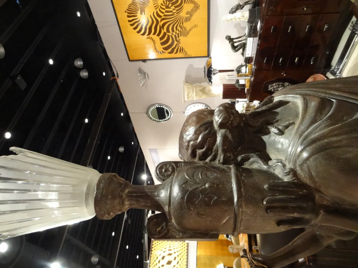 escultura antiga com forma decorativa val d´osne em um ambiente elegante