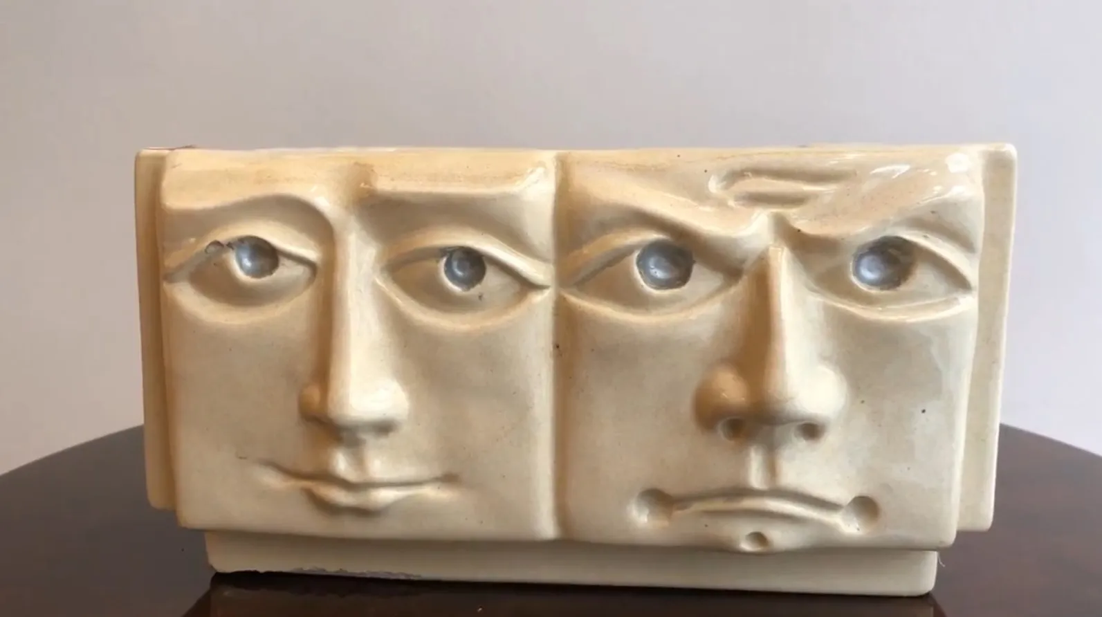 प्राचीन कुम्हार के सामने, हल्के भूरे रंग में