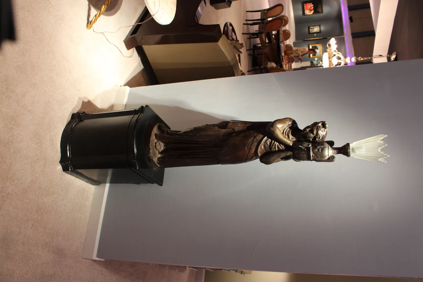 antike skulptur val d´osne mit weiblicher figur in einem eleganten ambiente