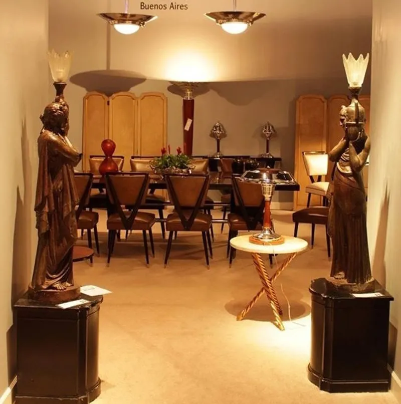 antike skulptur val d'osne, elegante figuren im hintergrund