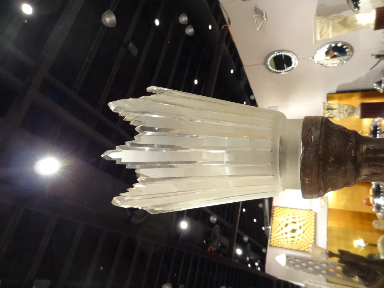 प्राचीन मूर्ति वैल डी'ओसने सजावटी जिसमें सुंदर विवरण हैं