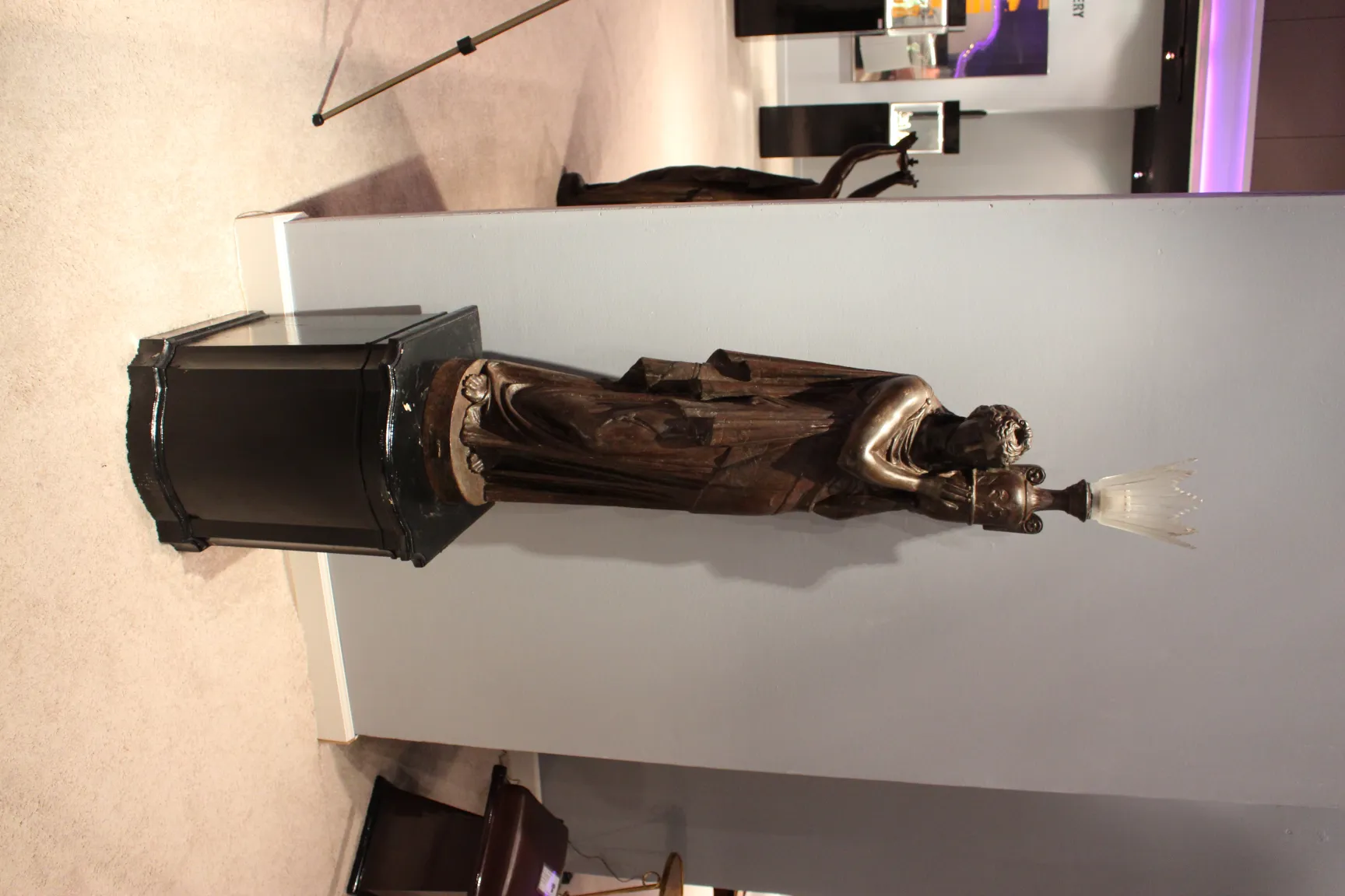 escultura antigua de val d´osne, figura decorativa en ambiente expositor