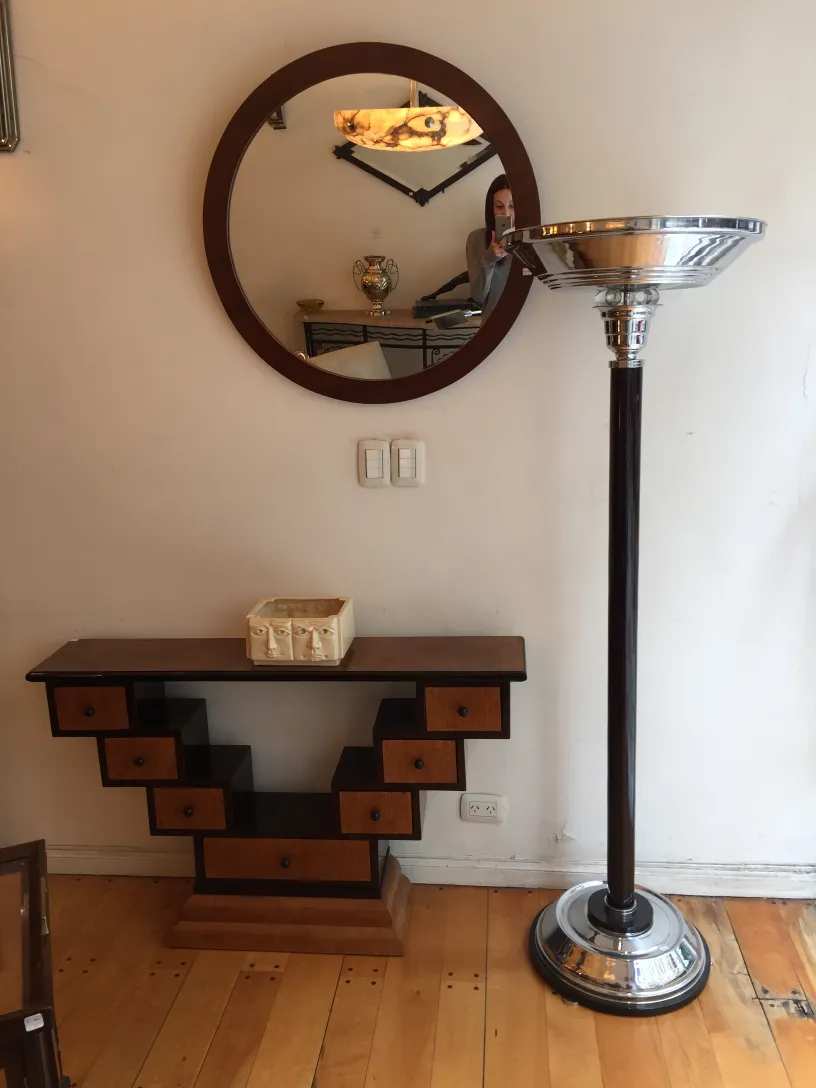 Ceramica antica decorativa in un ambiente moderno con ripiani.