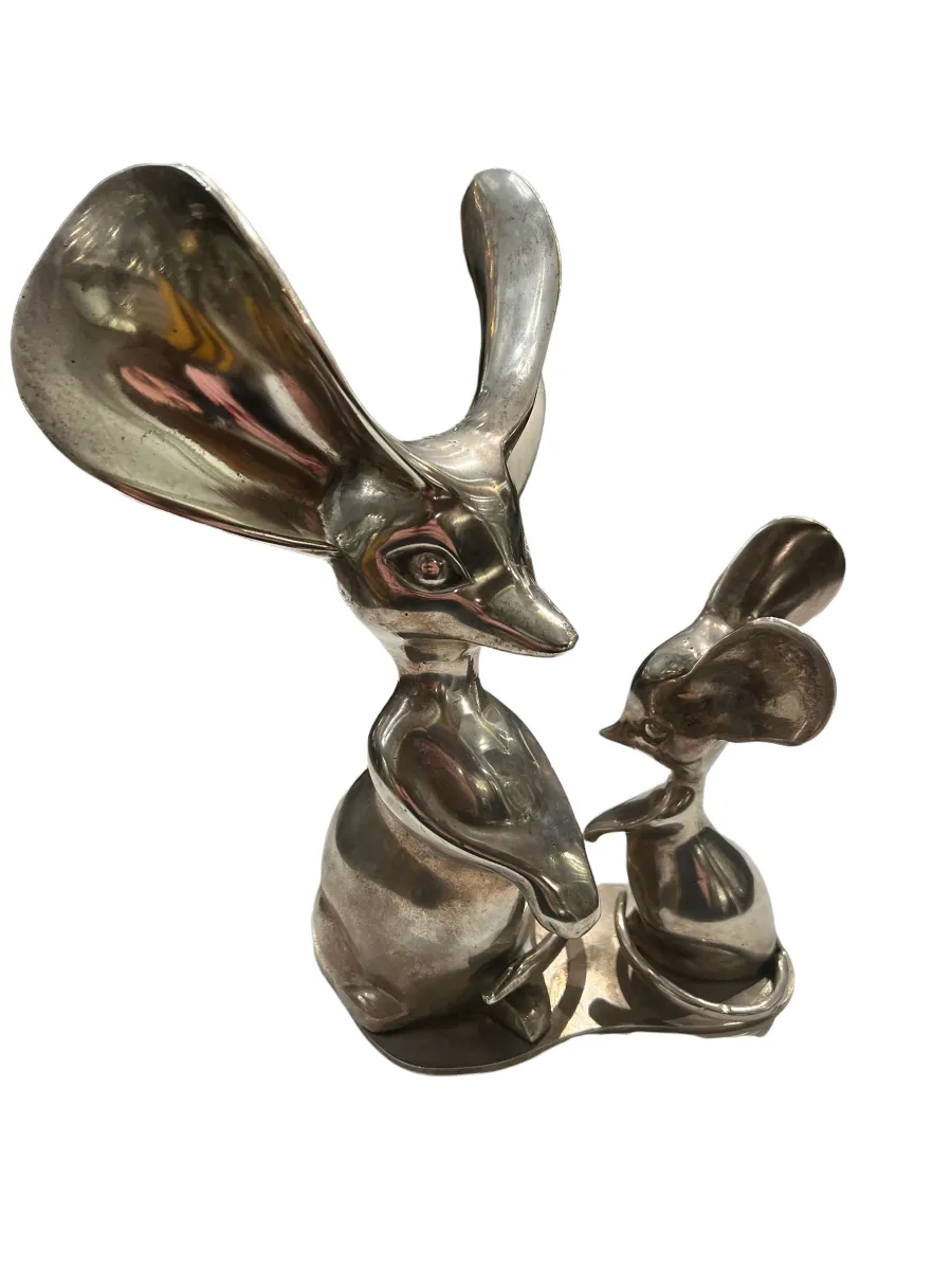 Sculpture ancienne de deux rongeurs avec des caractéristiques uniques.