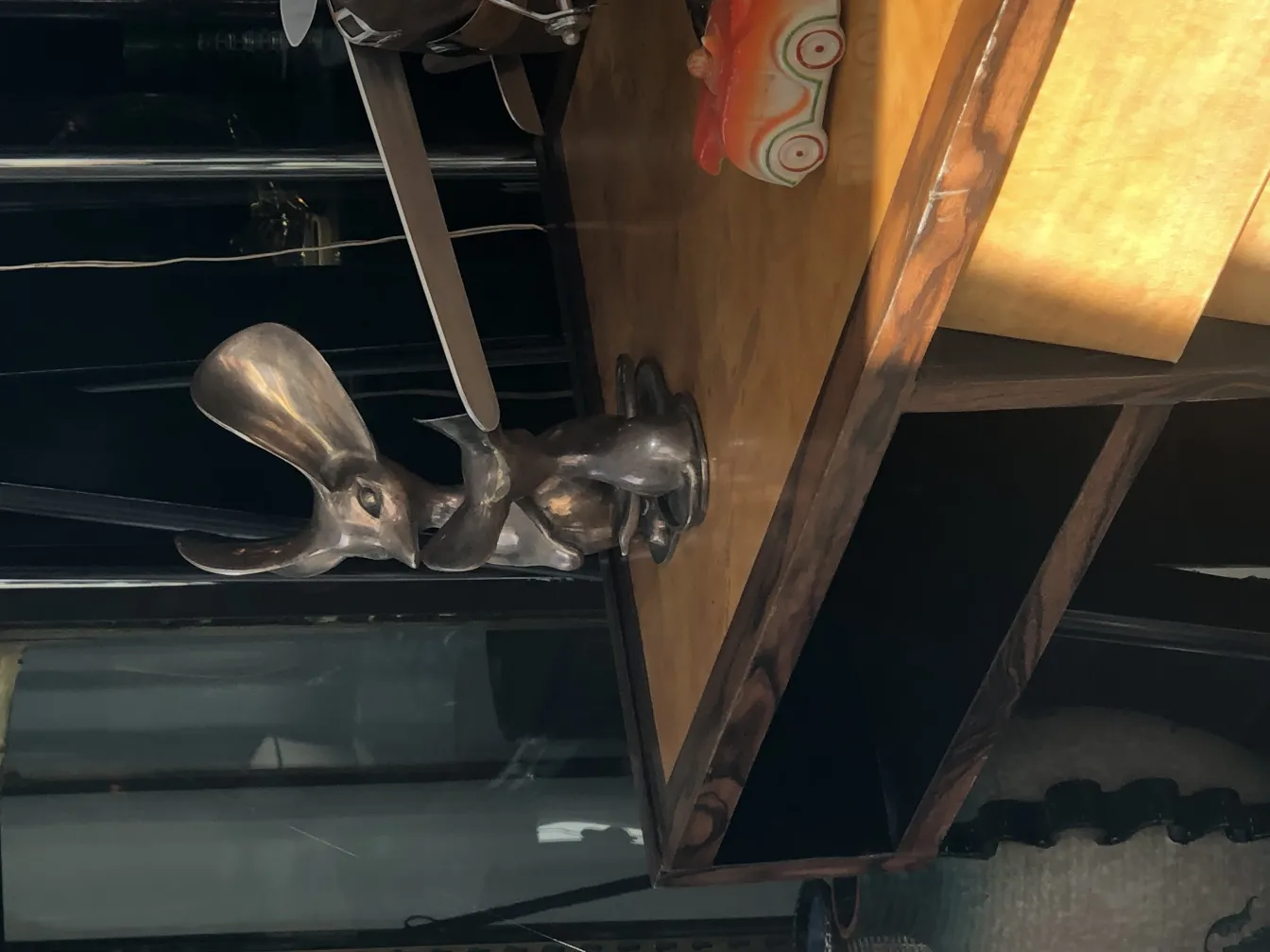 प्राचीन खरगोश की मूर्ति एक मेज पर