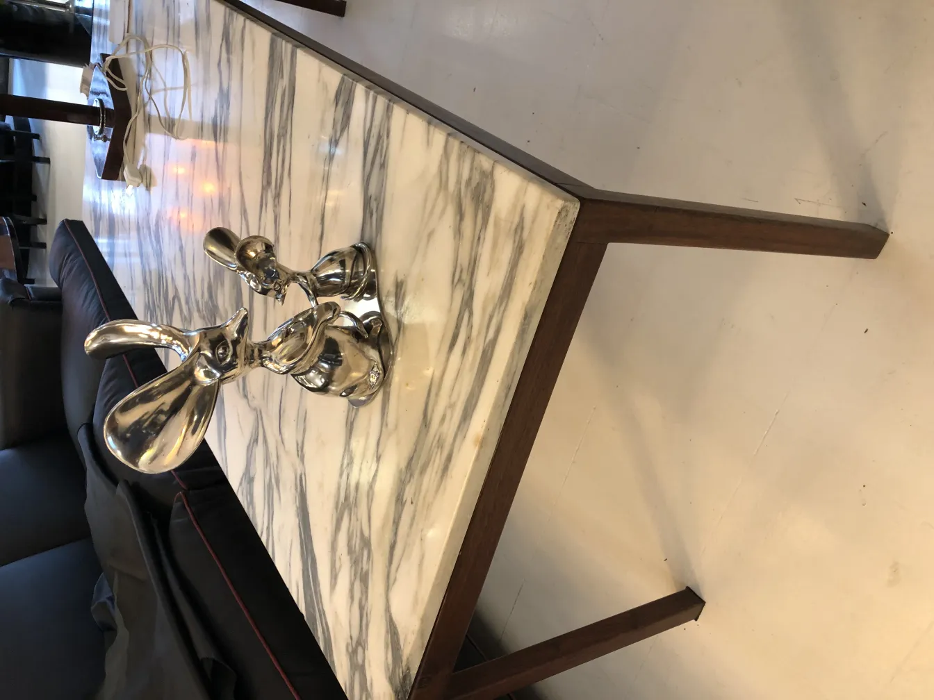 Antica scultura di coniglio su un tavolo di marmo.