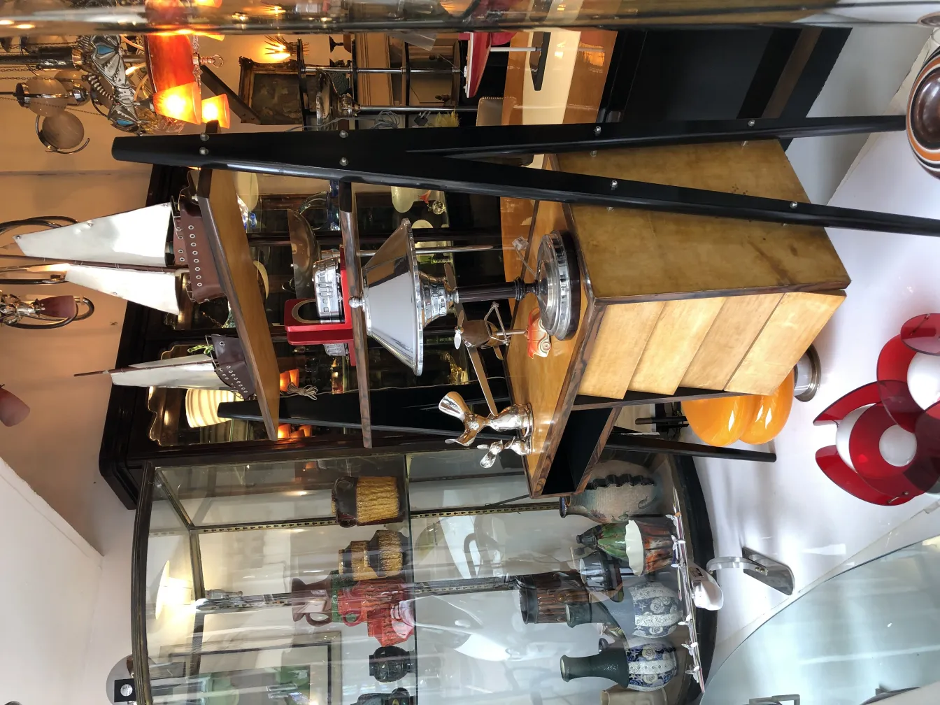 装飾的な古い彫刻がエレガントな空間に展示されています