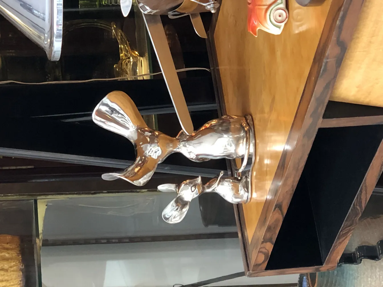 优雅的古董雕塑展示，具有现代设计和光亮的饰面。