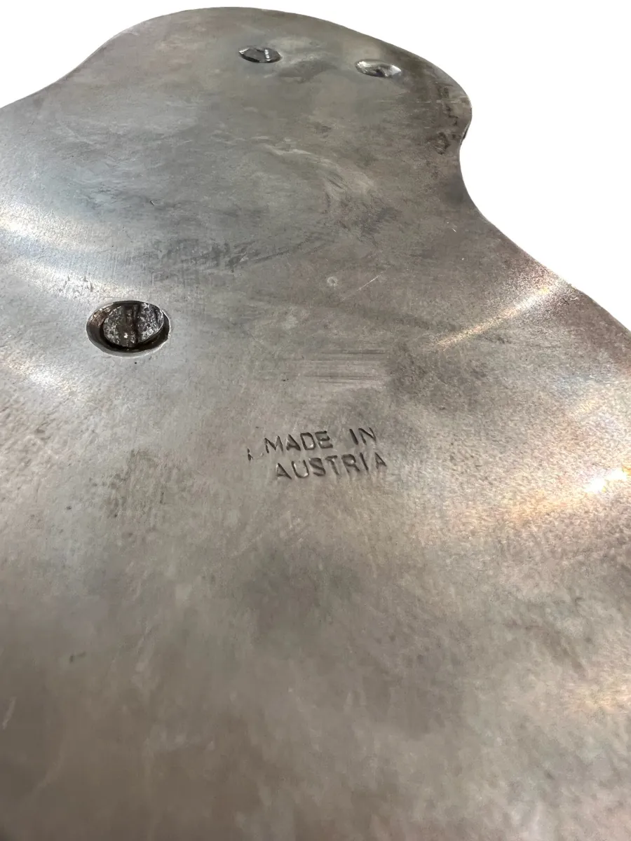 antike Skulptur mit sanften Konturen und subtilen Details