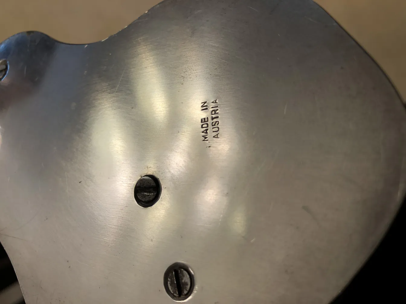 sculpture antique avec une surface brillante et des détails complexes