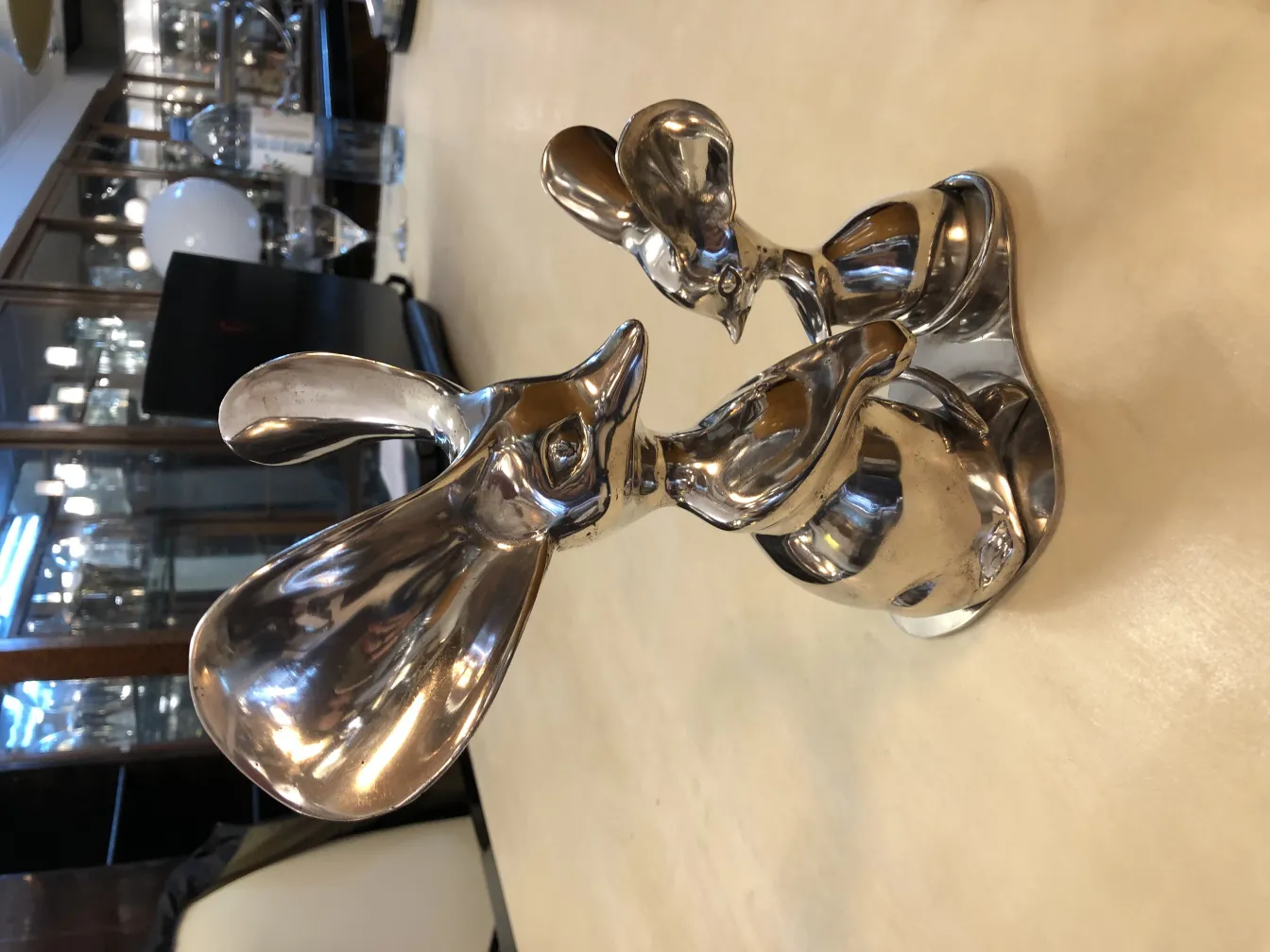 escultura antigua de conejos en un ambiente elegante