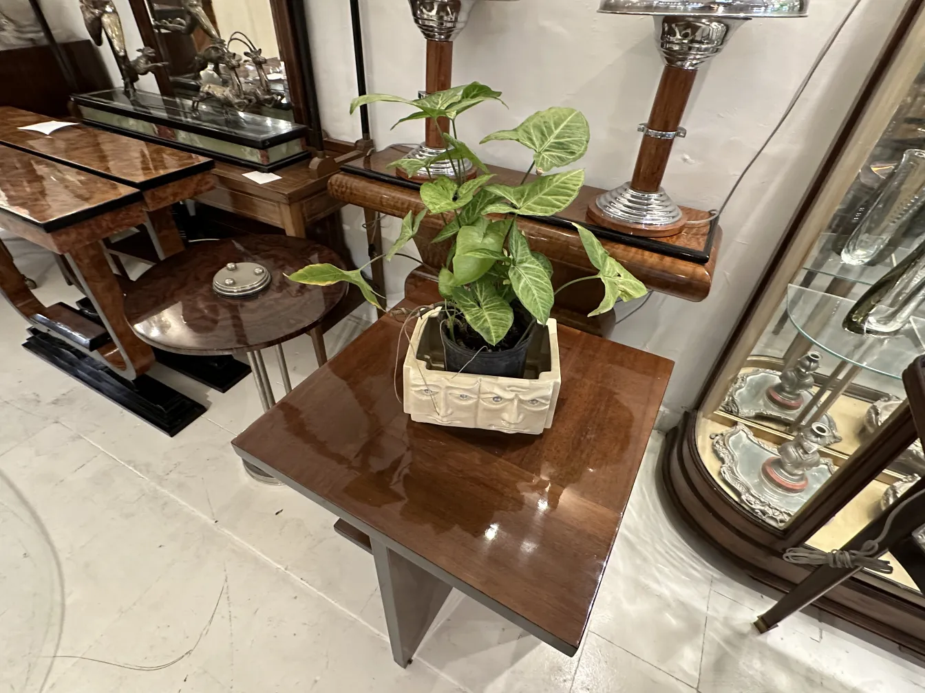 Céramique antique décorative dans un cadre élégant