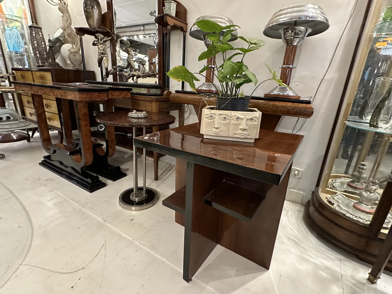 Céramique ancienne décorative avec plante en pot