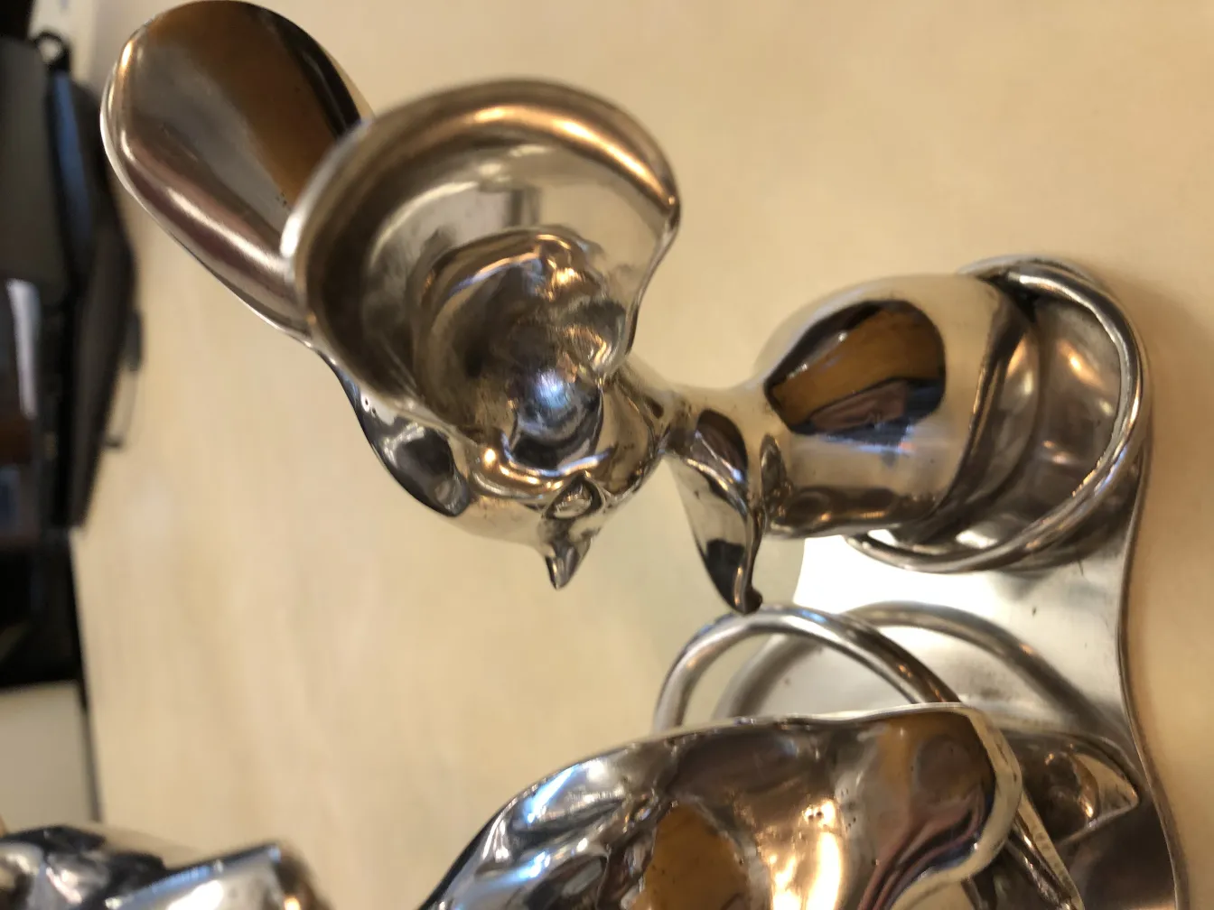 escultura antiga com detalhes brilhantes e elegantes