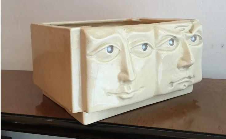 Antike Keramik mit drei skulpturalen Gesichtern und blauen Details