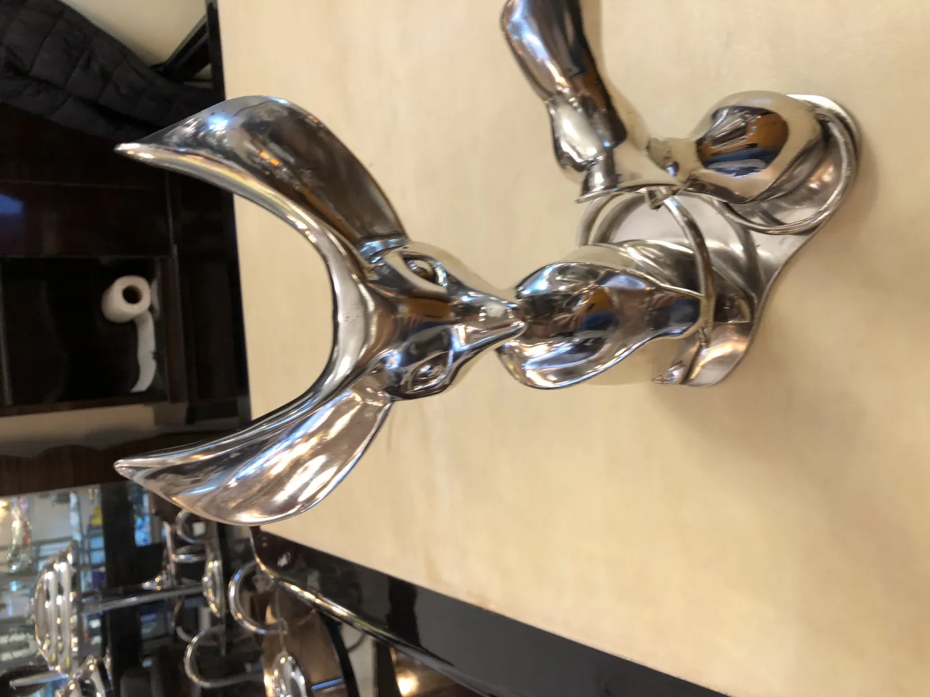 चमकदार विवरण के साथ प्राचीन आकृति मूर्ति