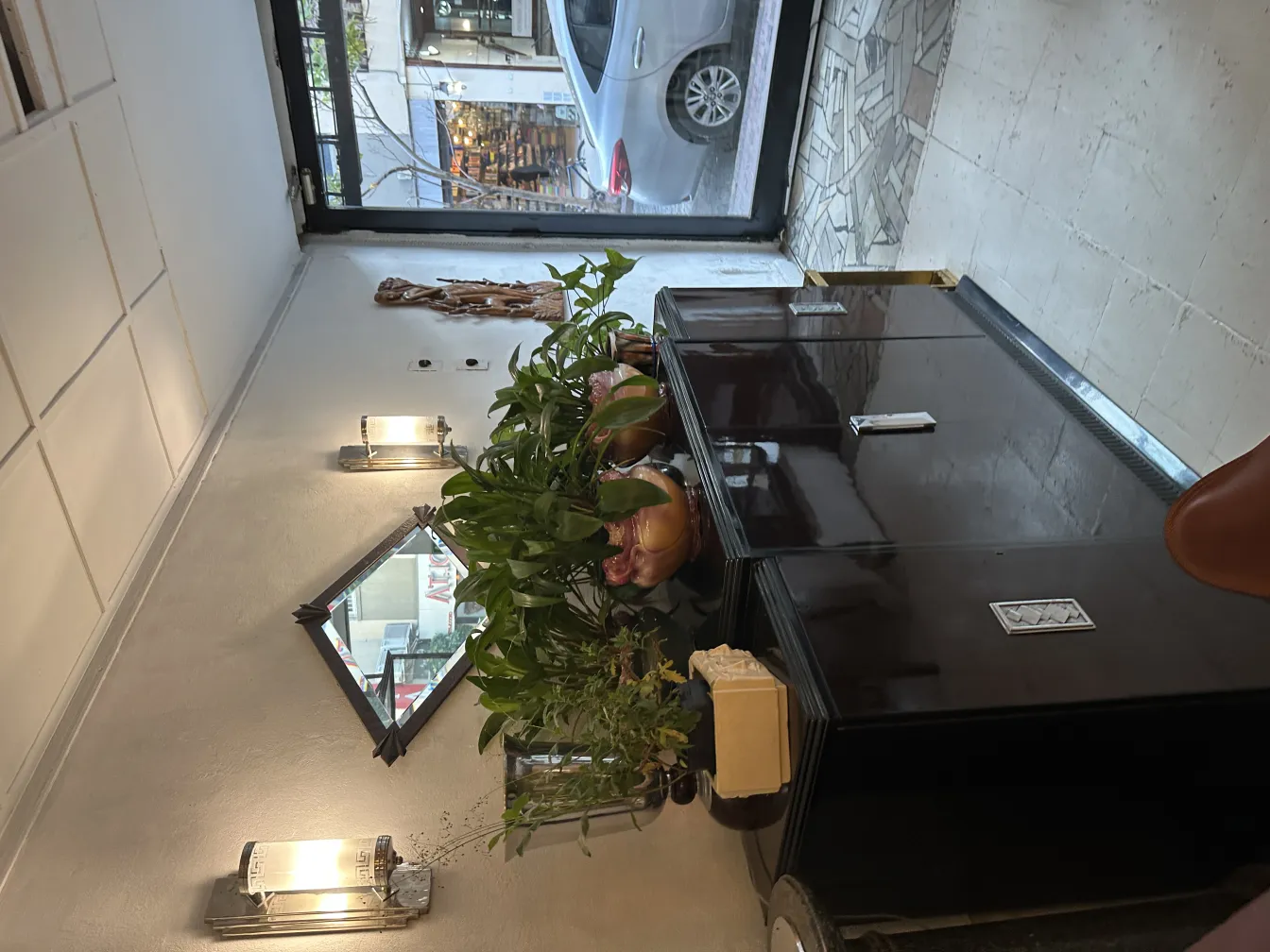 Ceramica antica decorativa in un ambiente elegante.