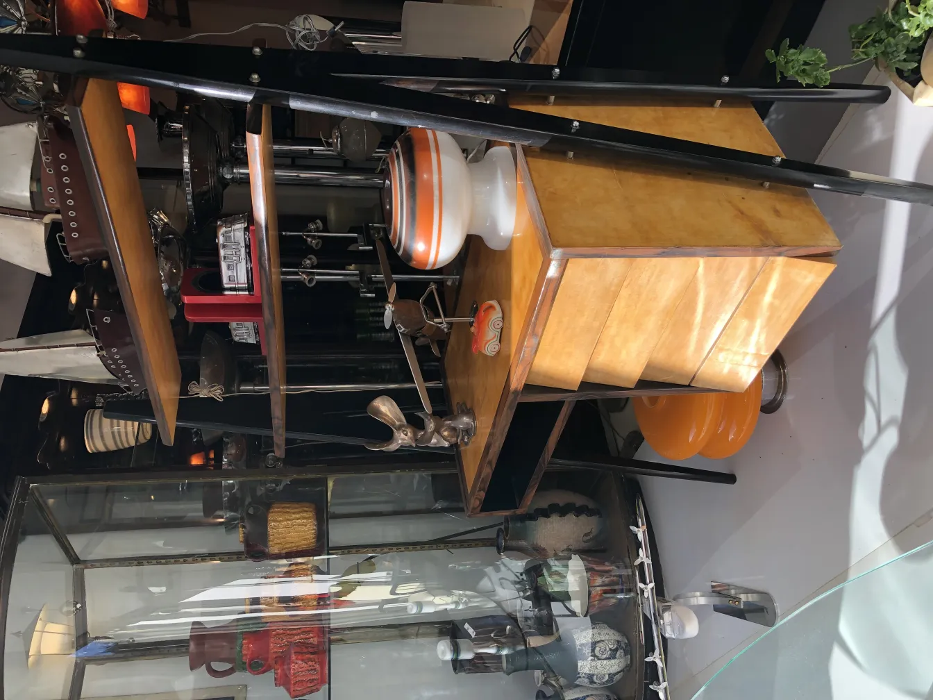 古董装饰雕塑周围有各种物品