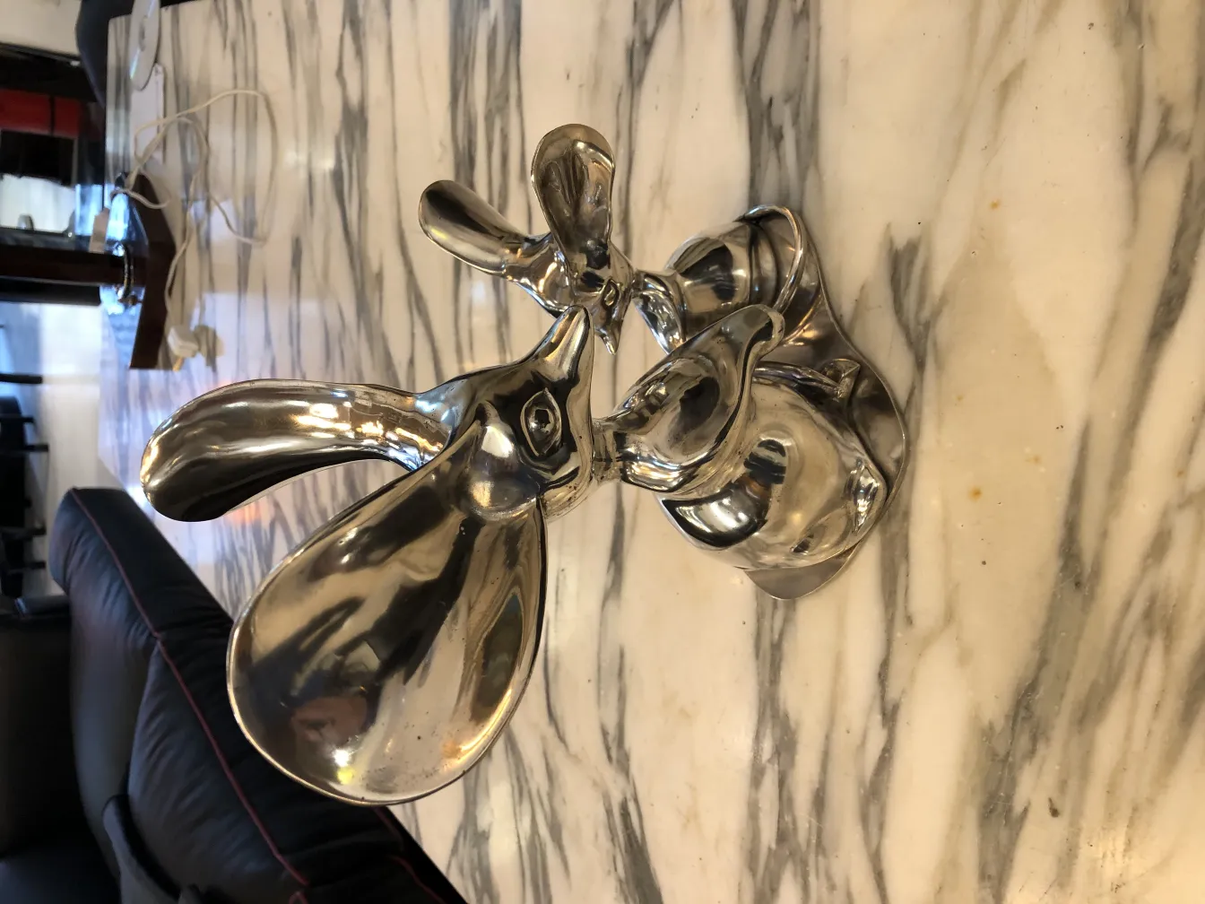 金属製の動物デザインを施した古代彫刻