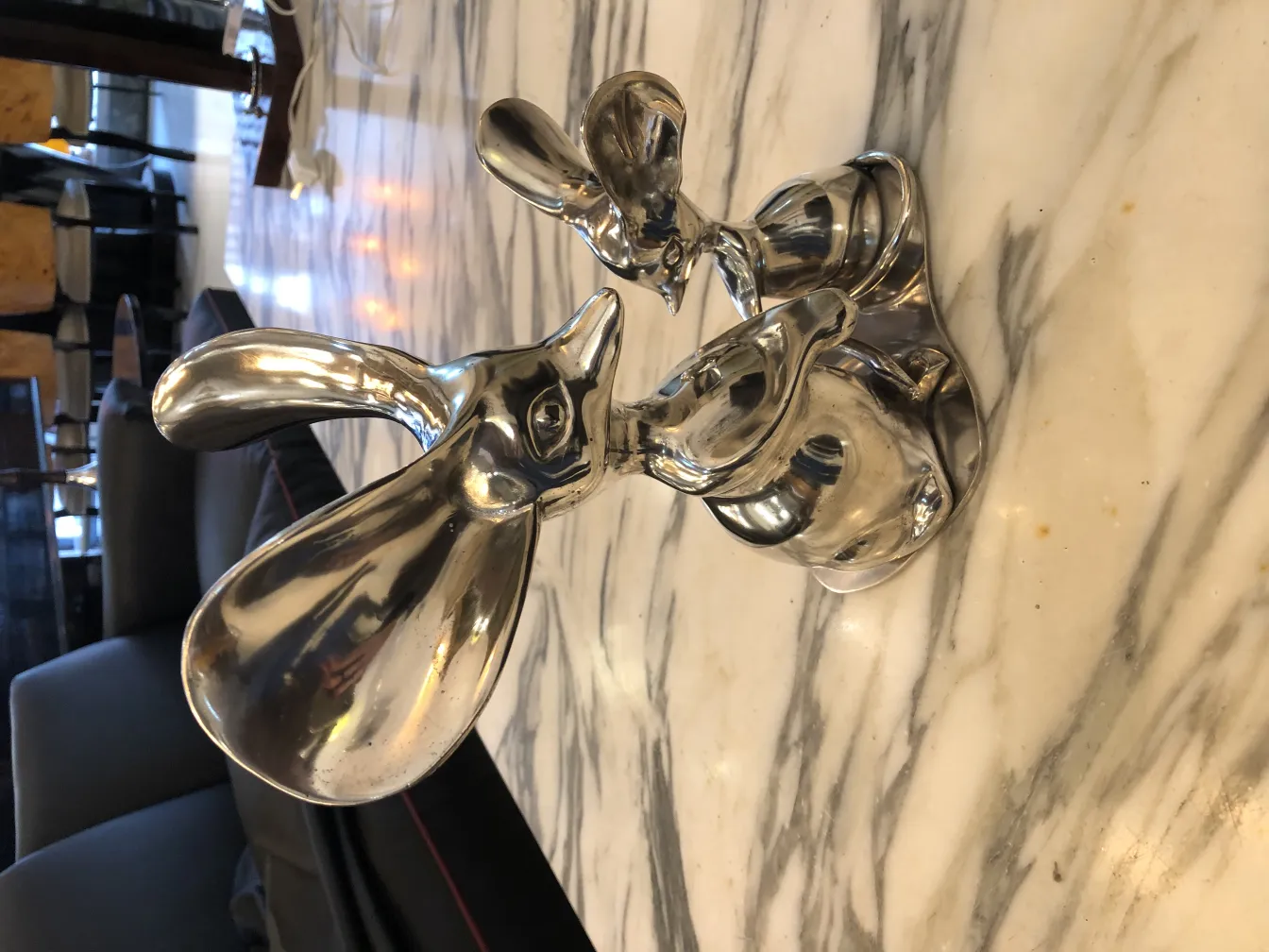 Scultura antica di figure con dettagli lucidi.