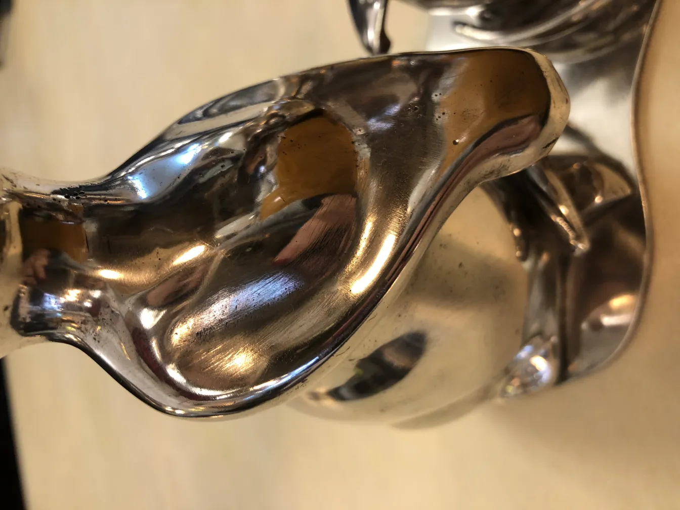 sculpture ancienne avec des formes abstraites et courbes