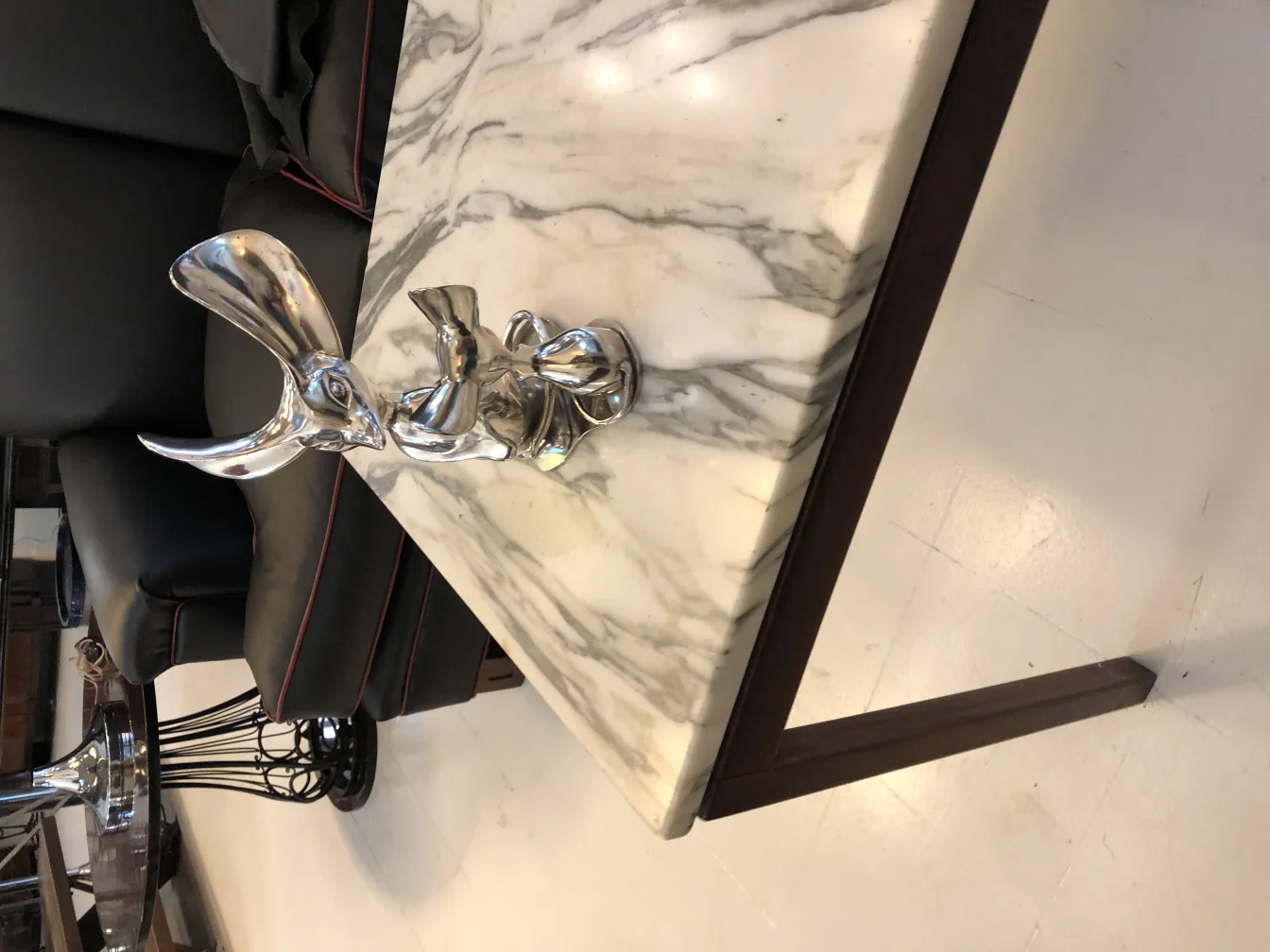 Antike dekorative Skulptur mit eleganten Details auf einem Marmortisch