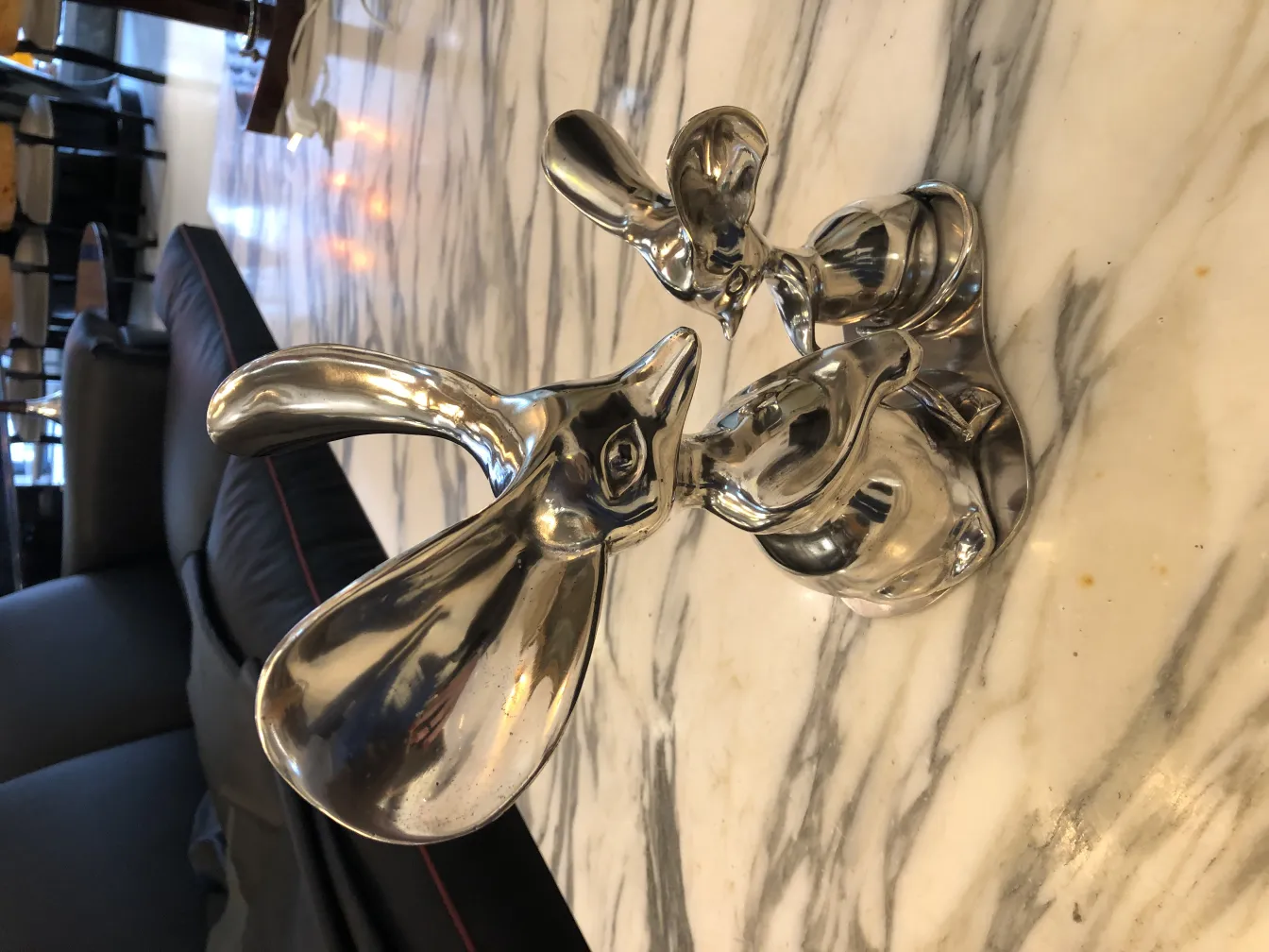 Antike Kaninchen-Skulptur in einem modernen, eleganten Umfeld.