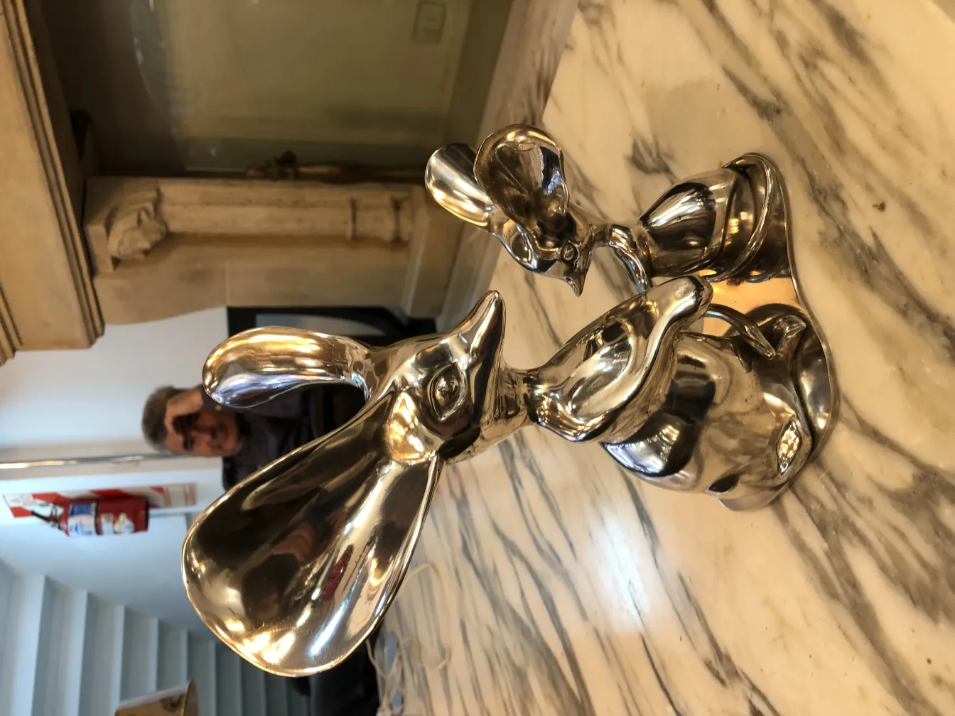 Scultura antica di animali, lucida e dettagliata.