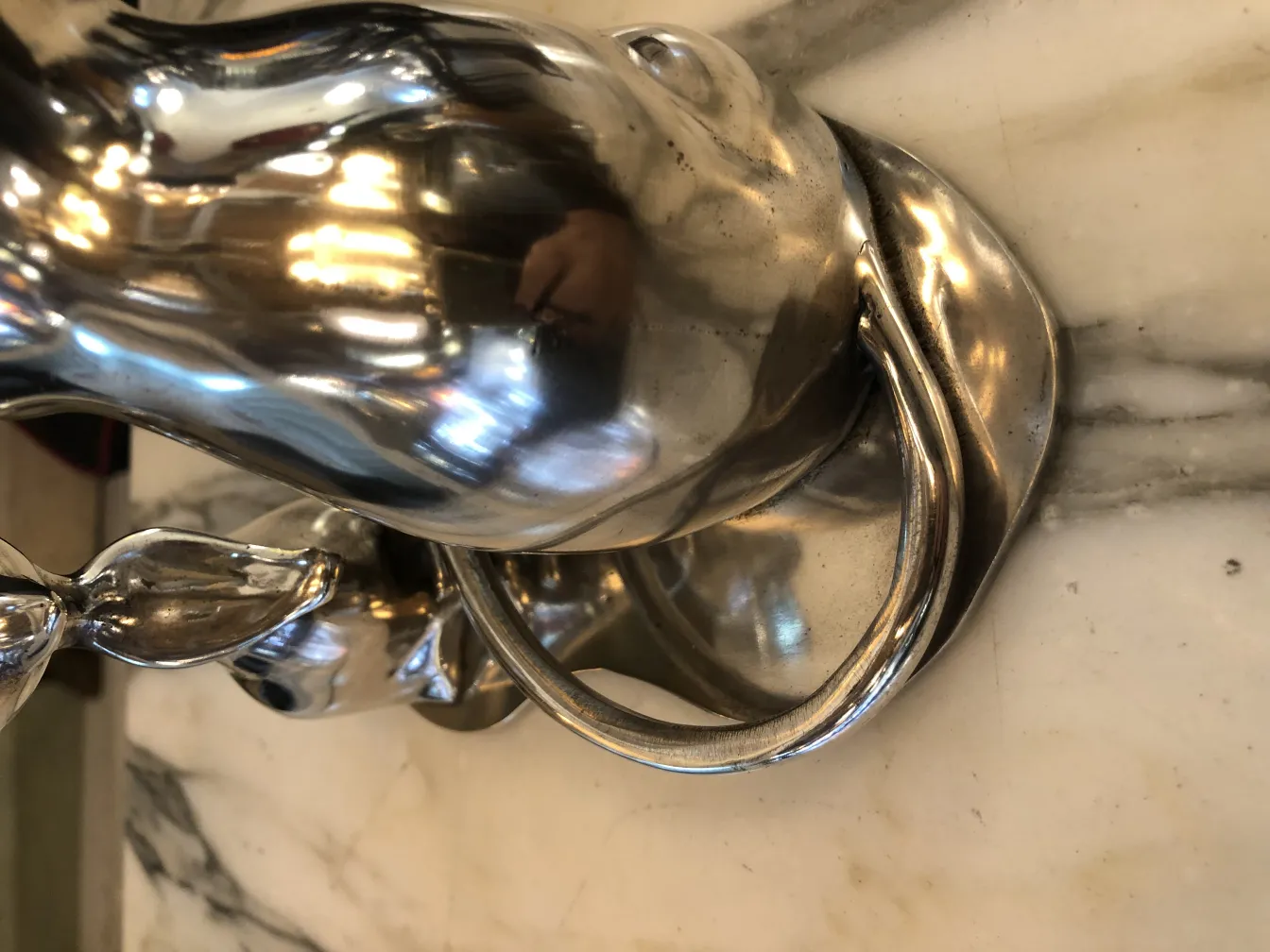 scultura antica con forma fluida ed elegante