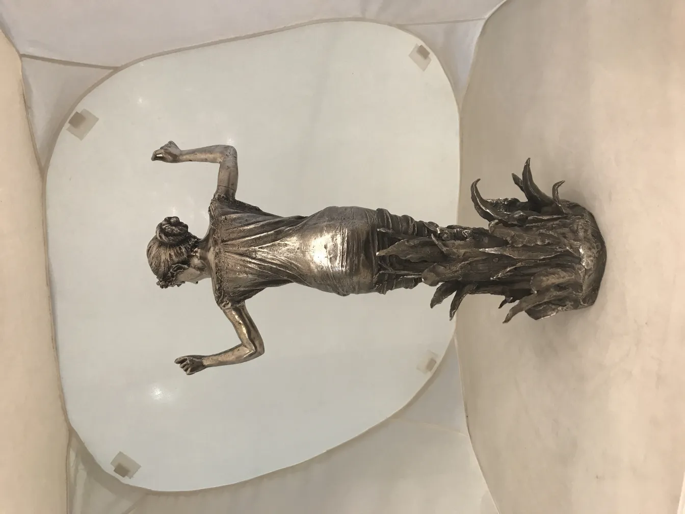 古老的女性雕塑，细节精致