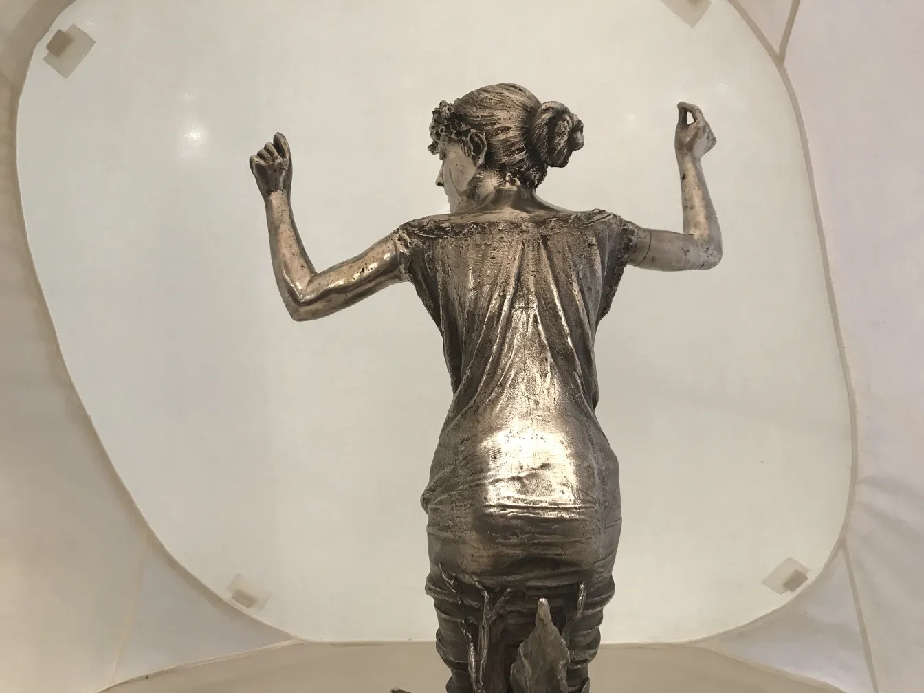 古代彫刻女性の形の動的なポーズ