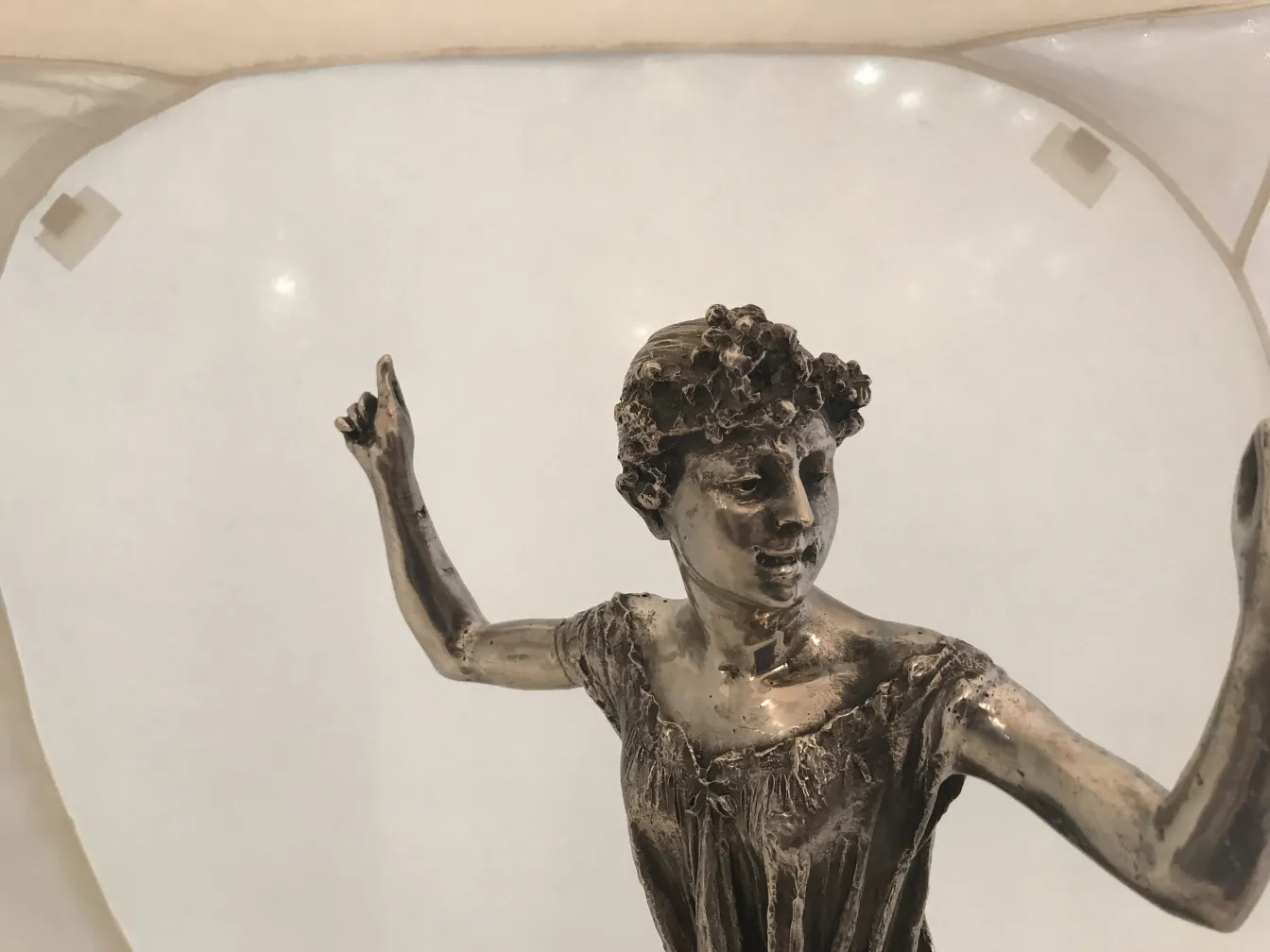 antike Skulptur einer Frau mit Blumenkrone, elegante Pose