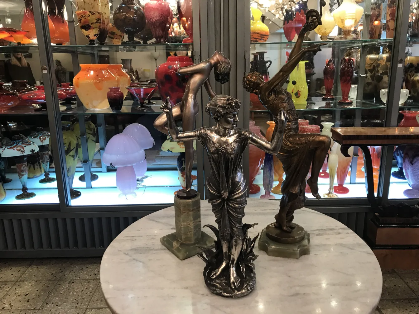 Scultura antica di figura femminile in ambiente elegante.