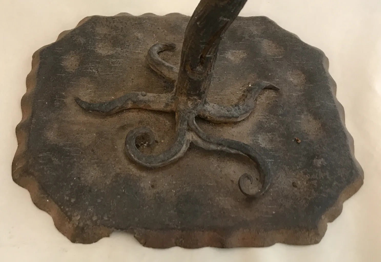 Base di una scultura antica con dettagli decorativi